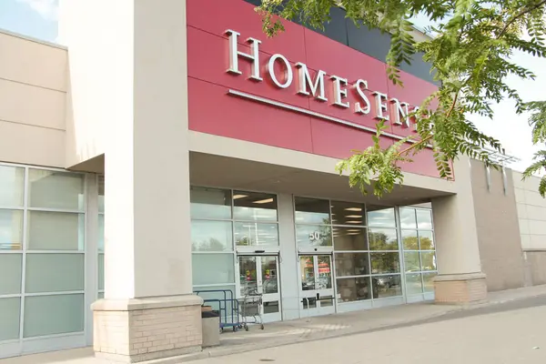 Homesense mağazasının ön girişi, açıyla çekilmiş.