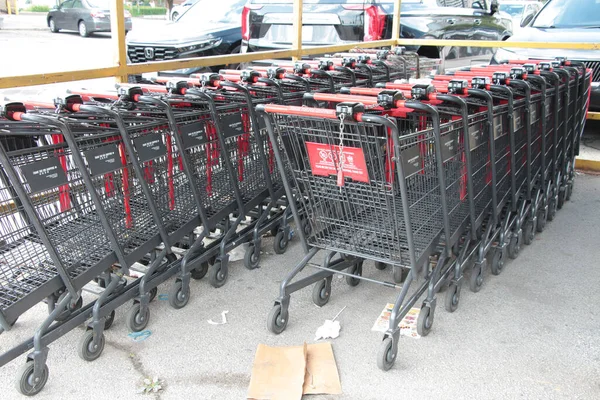 Carrinhos Compras Supermercado Buggies Estacionados Dentro Uns Dos Outros Dentro Fotografias De Stock Royalty-Free