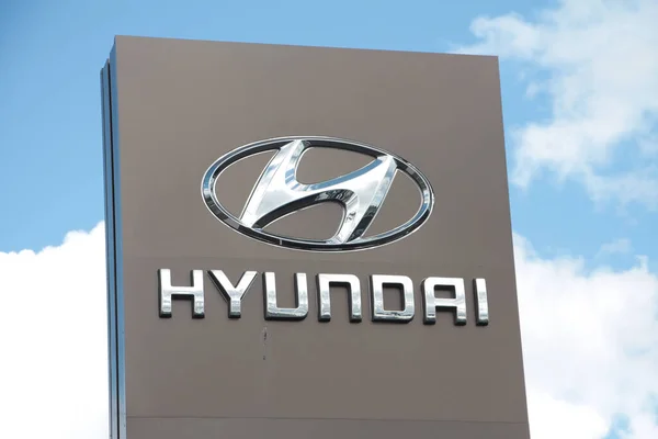 Hyundai Sinal Logotipo Prata Pilar Cinza Fora Livre Exterior Com Imagem De Stock