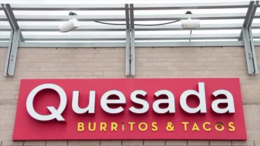 Quesada Burritos ve Taco restorantın önünde amblem var.