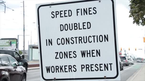 Denda Kecepatan Dua Kali Lipat Zona Konstruksi Ketika Pekerja Hadir — Stok Video