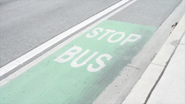 在公路 自行车 自行车道等街道上 用绿色背景的白色文字 与汽车通过的人行道相邻 — 图库视频影像