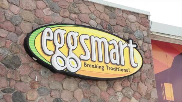 Eggsmart Romper Las Tradiciones Restaurante Signo Tienda Logo Amarillo Verde — Vídeos de Stock