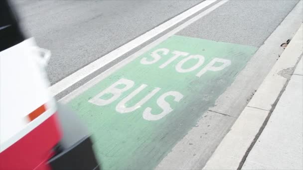 Зупинка Автобуса Написання Підпису Тексту Білому Кольорі Зеленим Тлом Дорожньому — стокове відео