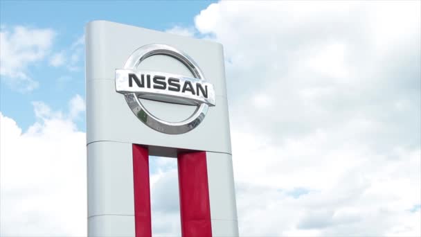 Nissan Ezüst Logó Jel Külső Szabadban Fehér Piros Téglalap Oszlop — Stock videók