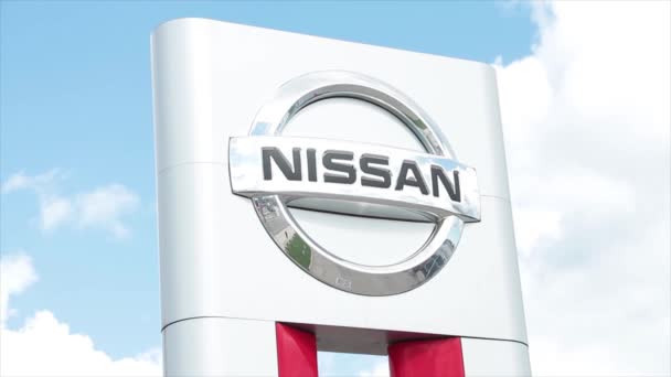 Nissan Srebrne Logo Znak Zewnątrz Zewnątrz Białym Czerwonym Prostokątnym Filarze — Wideo stockowe