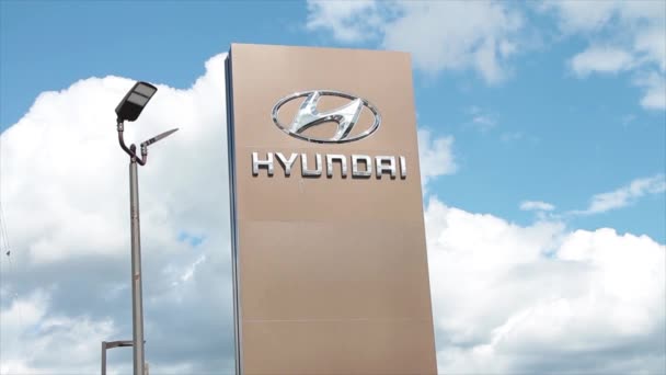 Letrero Del Logotipo Plata Hyundai Pilar Gris Exterior Exterior Que — Vídeo de stock
