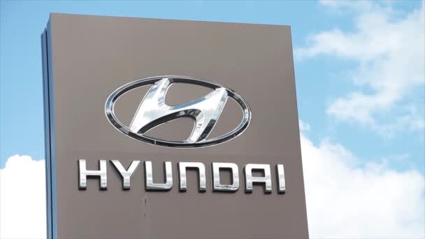 Hyundai Srebrny Znak Logo Szarym Filarze Zewnątrz Zewnątrz Chmurami Niebo — Wideo stockowe