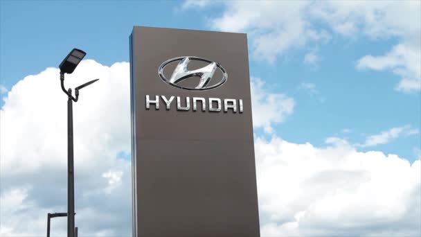 Hyundai Silbernes Logo Schild Auf Grauer Säule Außen Außen Mit — Stockvideo