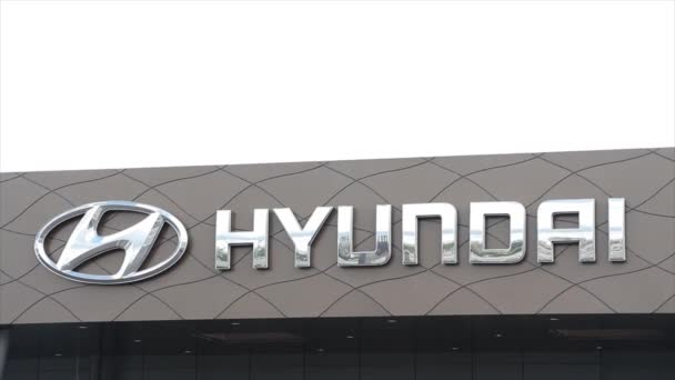 Hyundai Srebrny Znak Logo Pisanie Podpis Tekst Szary Salon Przednia — Wideo stockowe