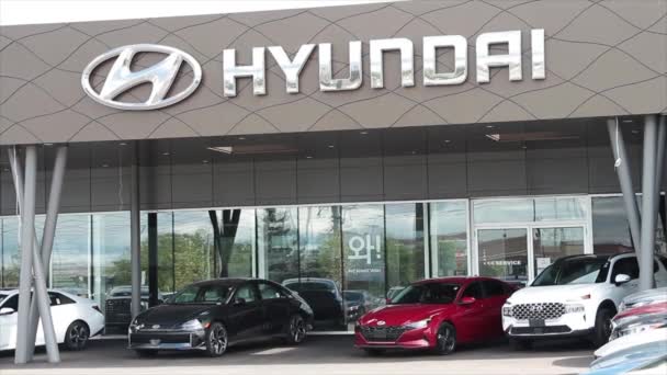 Salon Hyundai Srebrnym Logo Napis Podpis Tekst Szary Salon Fasada — Wideo stockowe