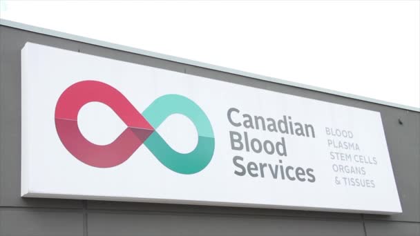 卡纳迪亚人的血液服务血浆干细胞器官和组织书写字幕文字矩形标志在商店前面带有标识 — 图库视频影像