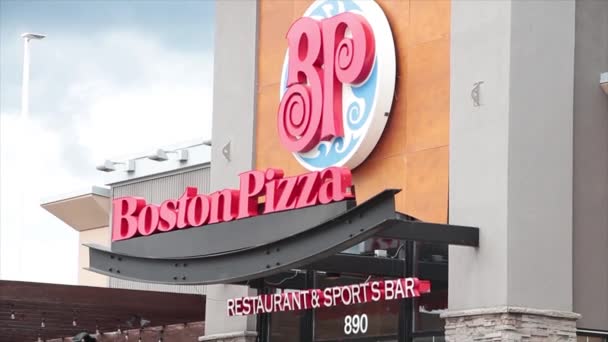 ボストンピザレストランとスポーツバーのロゴサインレストランレッドブルーホワイト アングルショット — ストック動画