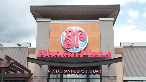 ボストンピザレストランとスポーツバーのロゴサイン レストランの前に赤い青白の下の窓 — ストック動画