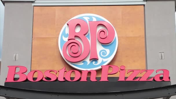 レストランの前にボストンピザレストランとスポーツバーのロゴサイン赤いブルーホワイト — ストック動画