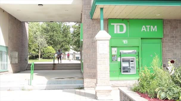 Toronto Dominion Green Bank Automat Unter Fassade Dachüberdachung Überdachung Mit — Stockvideo