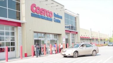 Costco toptan satış merkezi yazın ön girişi müşteriler giriş çıkışlar ve araçlar ön taraftan geçiyor