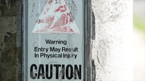 Entrada Advertencia Puede Resultar Lesiones Físicas Signo Precaución Poste Cemento — Vídeos de Stock