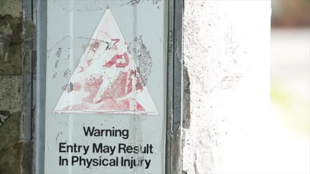 Warneintrag Kann Körperverletzungen Führen Schild Auf Betonpfahl Mit Gleißender Sonne — Stockvideo