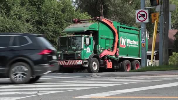 Wasteco Dělat Meteriální Rozdíl Zelená Oranžová Popelářský Vůz Zaparkovaný Boční — Stock video