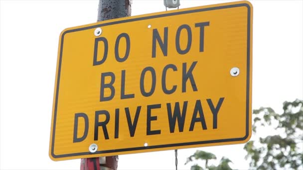 Nie Blokować Podjazd Żółty Czarny Prostokąt Znak Słupie Zewnątrz Liści — Wideo stockowe