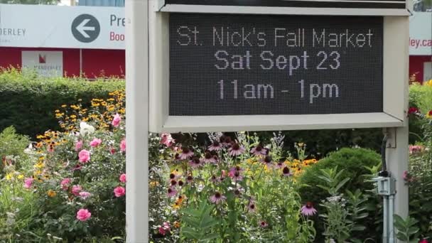 花の植物園の電気デジタル電子教会のサインは ニッケルが市場と時間を落下すると言います ニコラス アングリカン教会 — ストック動画
