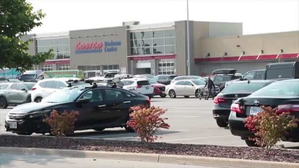 成本科批发商务中心 夏季前有停车场 — 图库视频影像