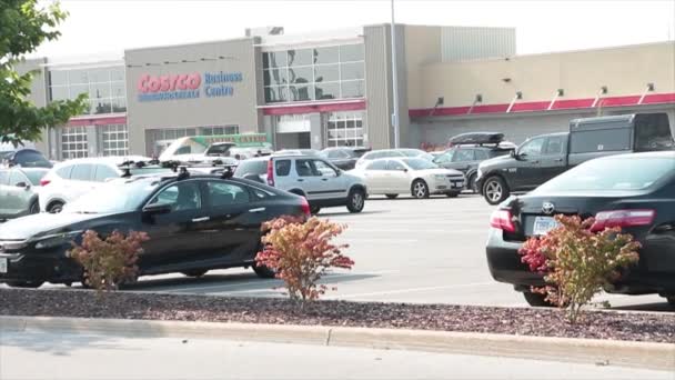 成本科批发商务中心的前面有停车场 汽车在行驶 顾客们坐着购物车 — 图库视频影像