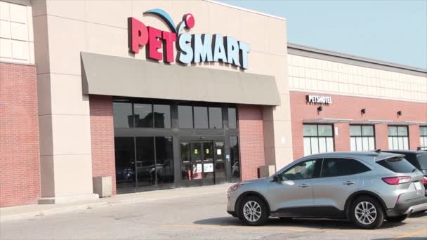 Petetsmart Petshotel Магазин Передній Вхід Логотипом Вивіски Спереду Паркінгом Автомобілями — стокове відео