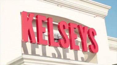 Kelsey 'in restoran logosu yazın restoranın önünde, sıkı çekim.