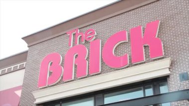 Mağazanın önündeki tuğla mobilya elektronik mağazası logosunu kapat.