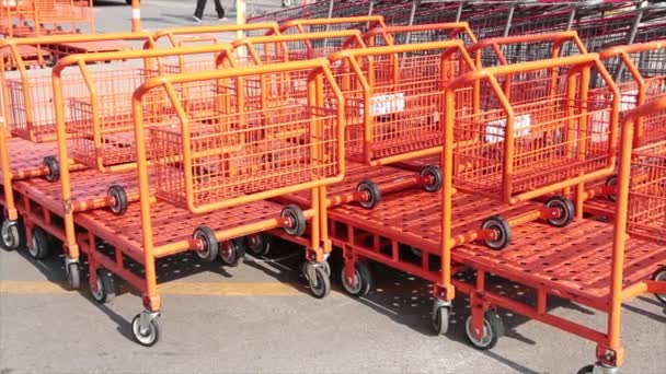 Orange Flatbed Shopping Vagnar Buggies Dockor Trupper Inne Varandra Utanför — Stockvideo