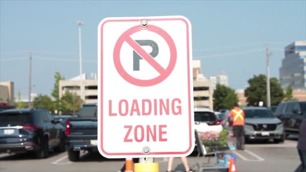 禁止停车装卸区长方形垂直的白色红色黑色标志 中间横过横线 顾客从后面走过 车辆经过 — 图库视频影像