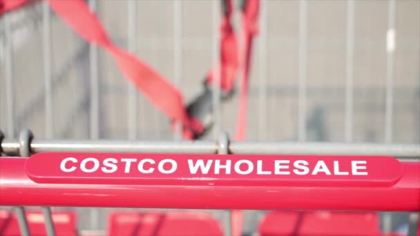 コストコ卸売赤銀ショッピングカート コストコ卸売ライティングキャプションテキスト フレームの夏の底に近いハンドル — ストック動画