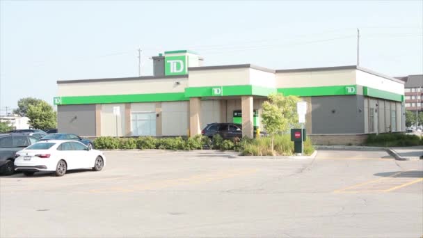 Toronto Dominion Bank Met Parkeerplaats Met Auto Voertuig Drive Thru — Stockvideo