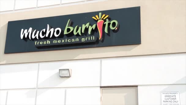 店のレストランの背部の壁の黒い緑の白い赤い長方形のラブリトの新鮮なメキシコのグリル印のロゴ — ストック動画