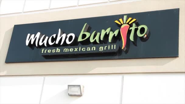 店のレストランの背部の壁の黒い緑の白い赤い長方形のラブリトの新鮮なメキシコのグリル印のロゴは 閉じます — ストック動画