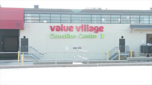Değer Köyü Bağış Merkezi Logosu Mağazanın Arkasındaki Parmaklık Kapı Araba — Stok video