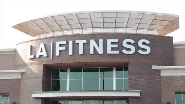Fitness Gimnasio Edificio Que Dice Fitness Parte Delantera Verano Exterior — Vídeos de Stock