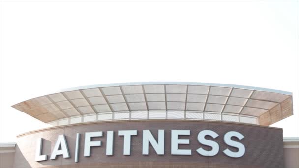 Fitness Gimnasio Edificio Que Dice Fitness Frente Verano Exterior Con — Vídeos de Stock