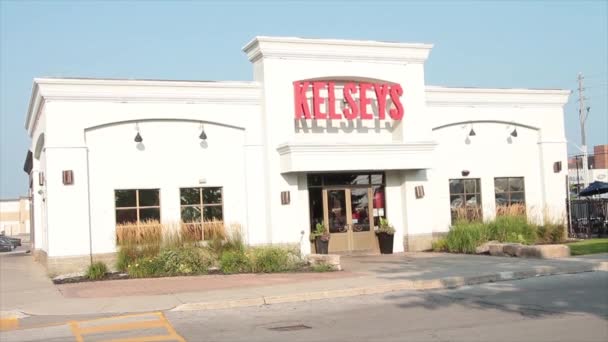 Kelseys Restauracja Frontowe Wejście Zewnątrz Lecie — Wideo stockowe