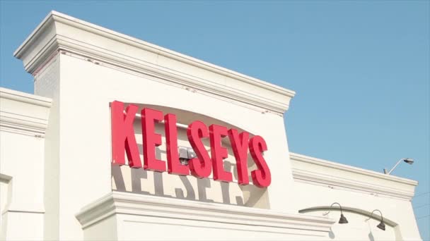 Kelseys Restaurant Logo Bord Aan Voorkant Van Restaurant Zomer — Stockvideo