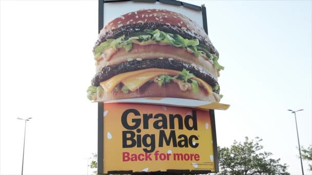 Grand Big Mac Indietro Più Annunci Poster Mcdonalds Sul Post — Video Stock
