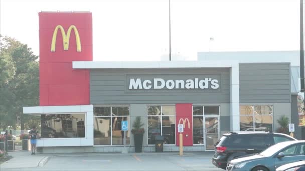 Mcdonalds Restaurante Entrada Con Estacionamiento Coches Frente Con Persona Pie — Vídeos de Stock