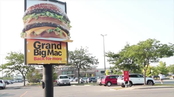 그랜드 Mcdonalds 포스터 게시물에 사진과 여름에 텍스트를 주차장 자동차 배경에서 — 비디오