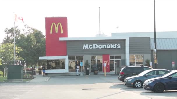 Mcdonalds Restaurante Entrada Con Estacionamiento Coches Frente Con Persona Pie — Vídeo de stock