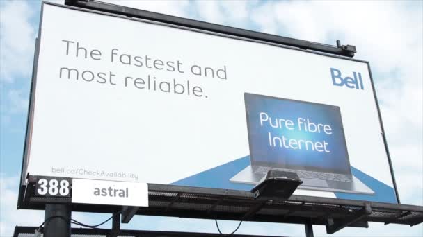 铃铛纯纤维互联网上最快 最可靠的白色蓝色广告牌 后面有云彩 — 图库视频影像