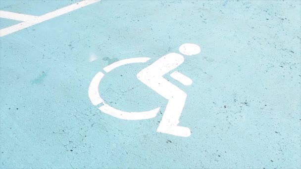 Symbol Handicapu Betonové Dlažbě Modrým Pozadím Malované Parkovacím Místě Mimo — Stock video