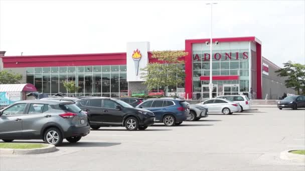 Адоніс Супермаркет Продуктовий Магазин Парковкою Навпроти Автомобілів Автостоянка Проходить Люди — стокове відео