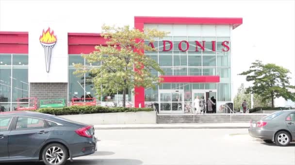 Adonis Mediterranen Supermarkt Supermarkt Lebensmittelgeschäft Eingang Mit Parkplatz Vor Und — Stockvideo